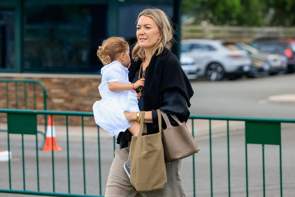 Marta Ortega apuesta por la comodidad en su primer look premamá con pantalón ancho de lino