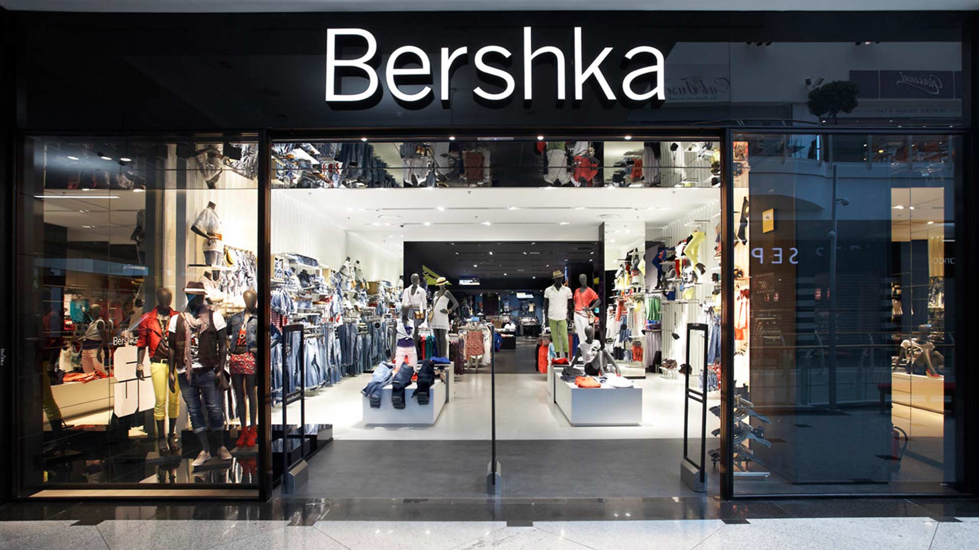 BERSHKA sigue apostando por la moda denim, ¡estos son los tres mejores vaqueros de su colección!